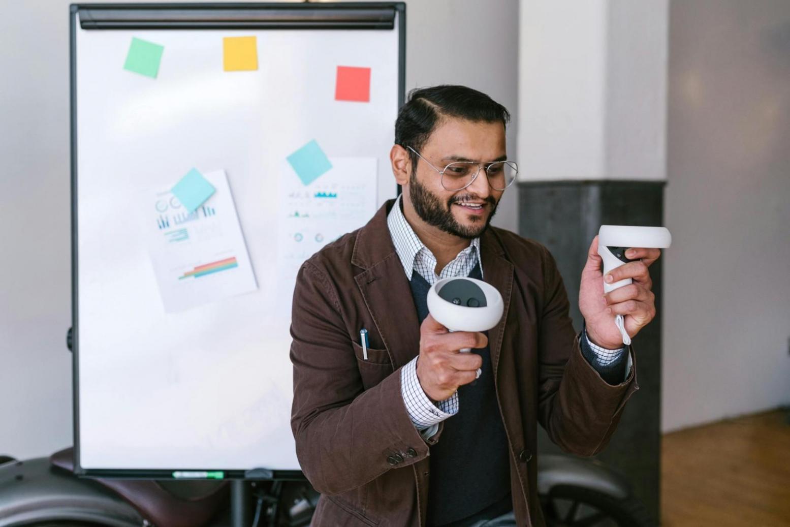 Teilnehmer folgt schrittweisen Anweisungen während einer Online-Masterclass